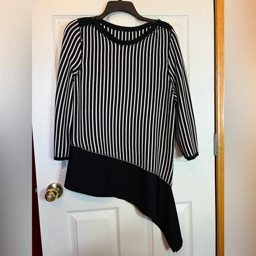 Anne Klein Sweater Black & Ivory Stripe EUC Sz M Crewneck 3/4 Slv Asymmetrical - Picture 3 of 11
